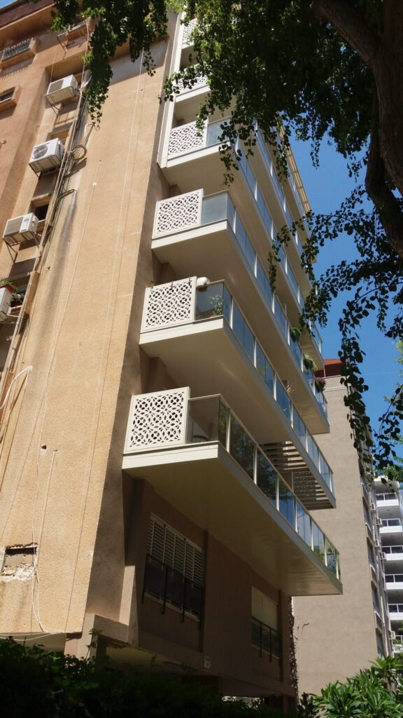 עלות מרפסת תלויה לפי גודל ועיצוב